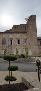 On peut apercevoir ici les vestiges des murs du château d’Apinac. Cette photographie a été prise depuis le point de vue de la mairie.